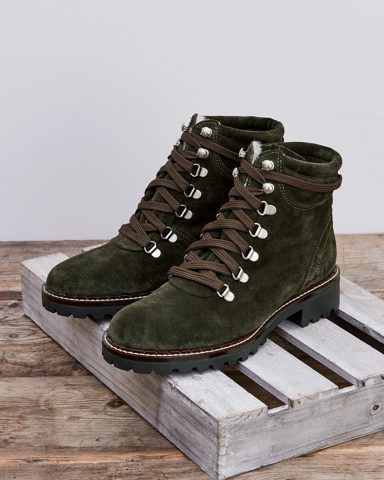 lace up hiking boot