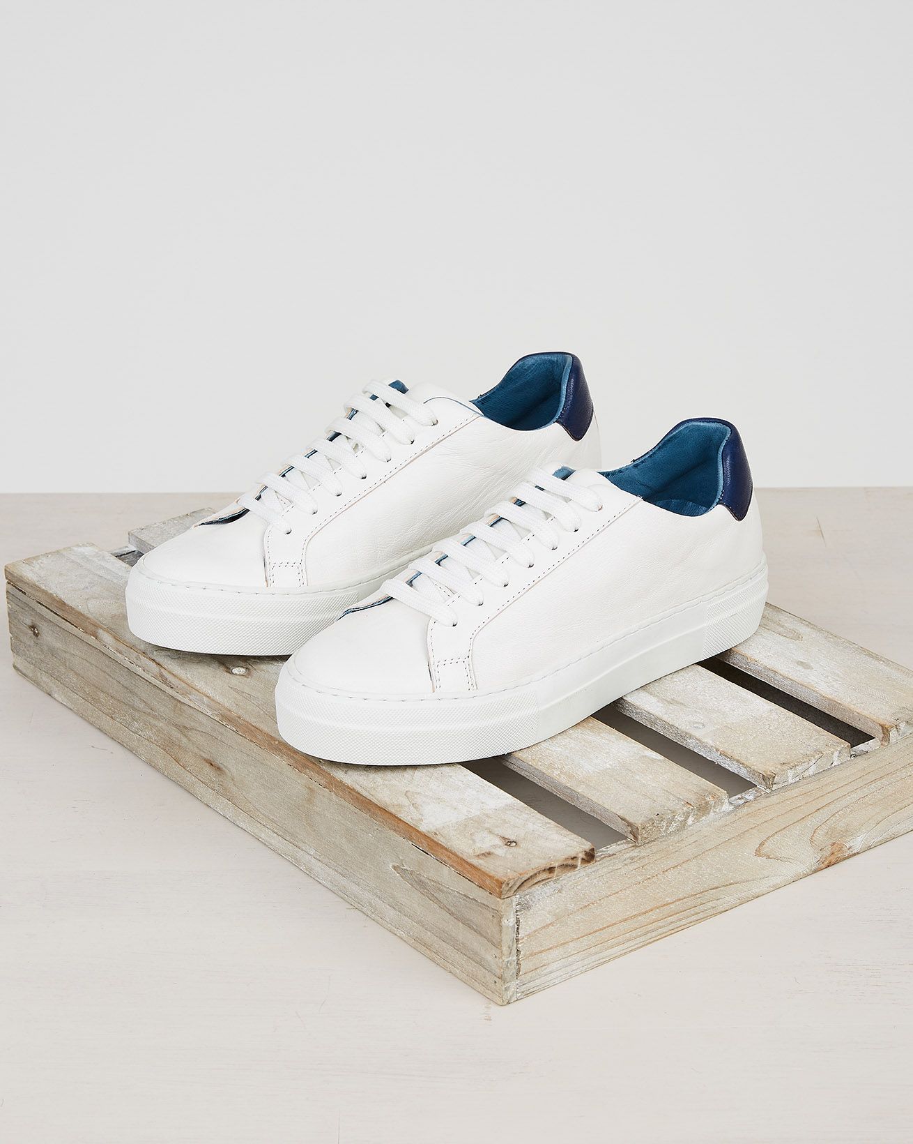 Veg Tanned Low Cut Trainer / White, Navy / 37
