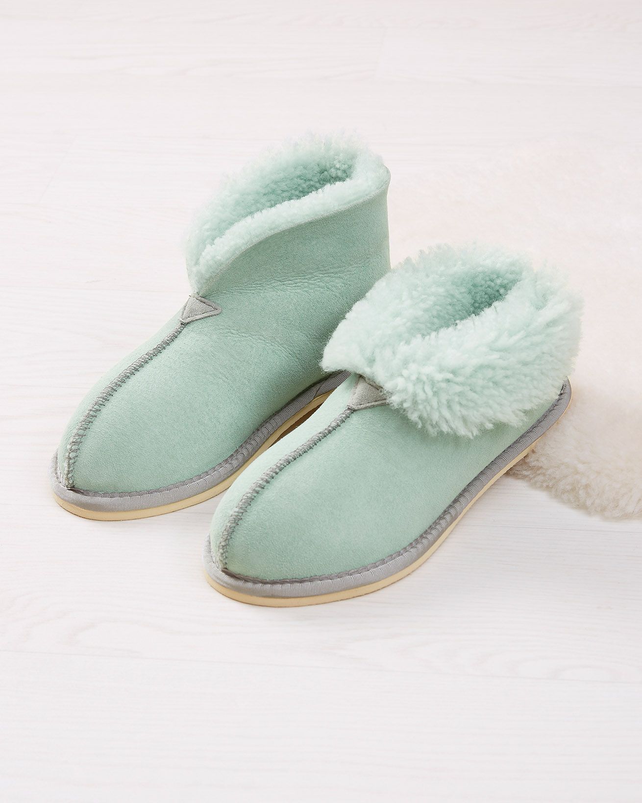 2100_ladies-sheepskin-bootee-slippers_sea-foam_lfs_web.jpg