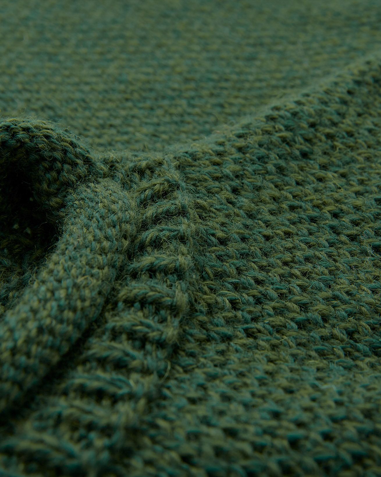 8320_mens-textured-stitch-crew-neck-jumper_forest_detail-3_web.jpg