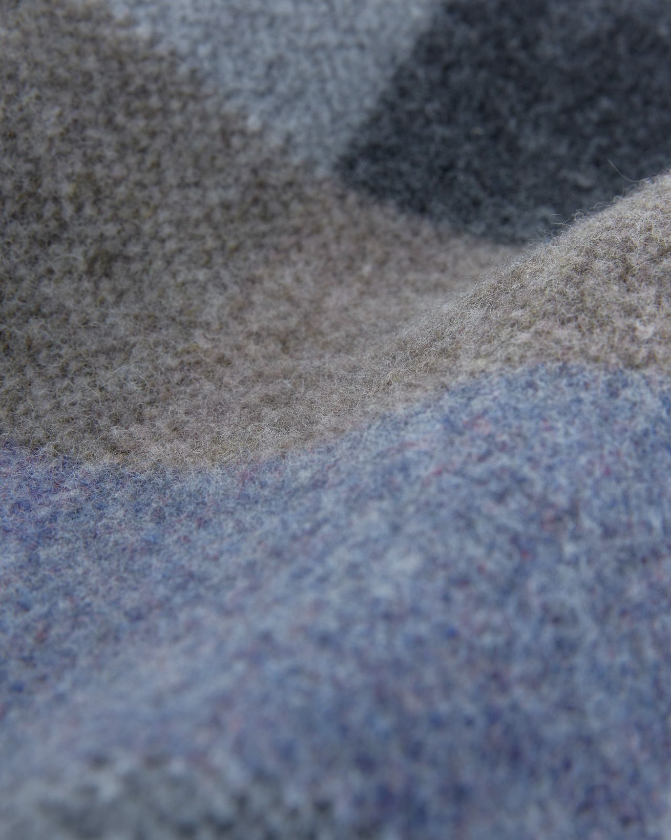 8253_lambswool-felted-check-scarf_grey-check_detail-2_web.jpg