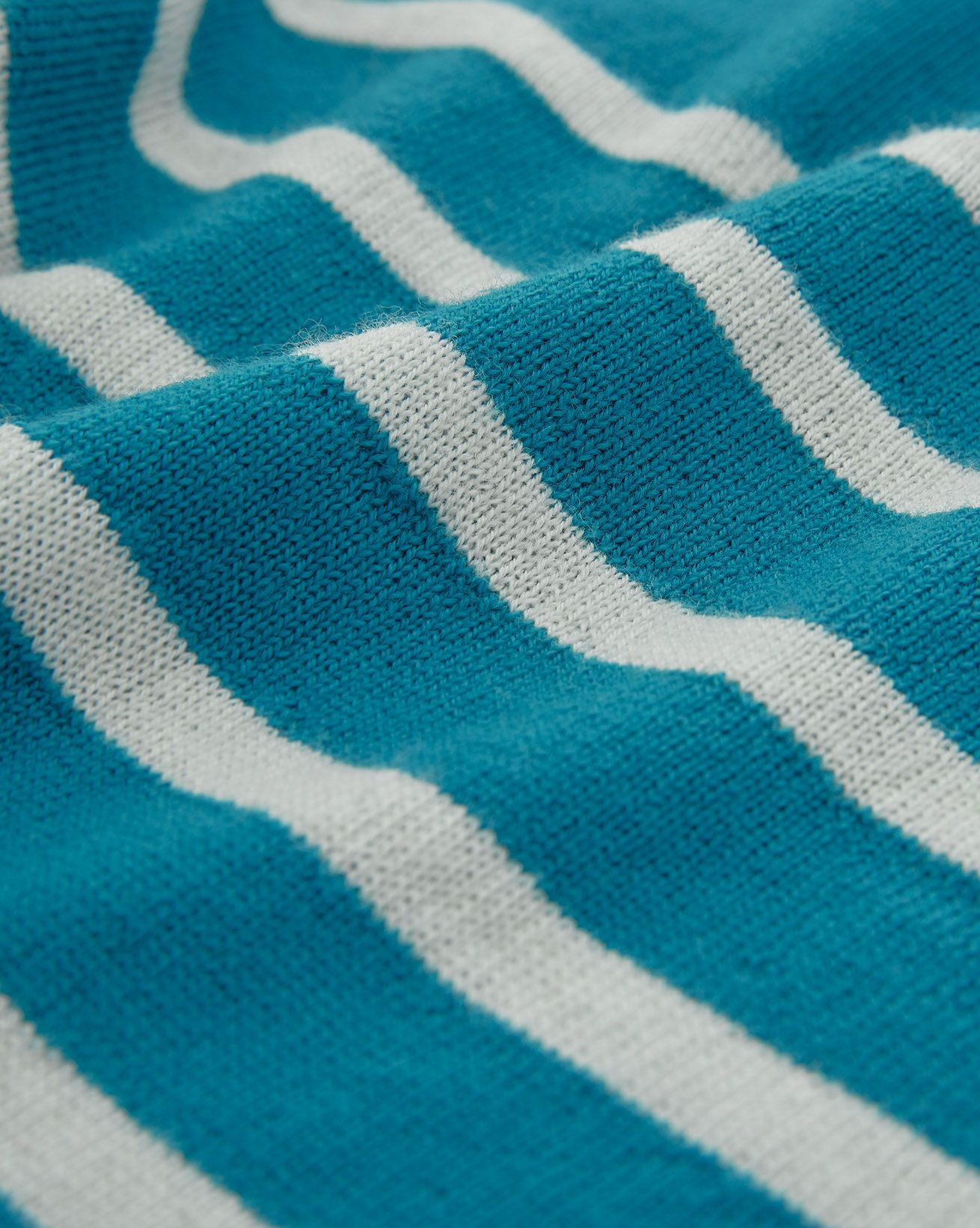 7036_fine-knit-merino-crew-neck_icelandic-stripe_detail-2_web.jpg