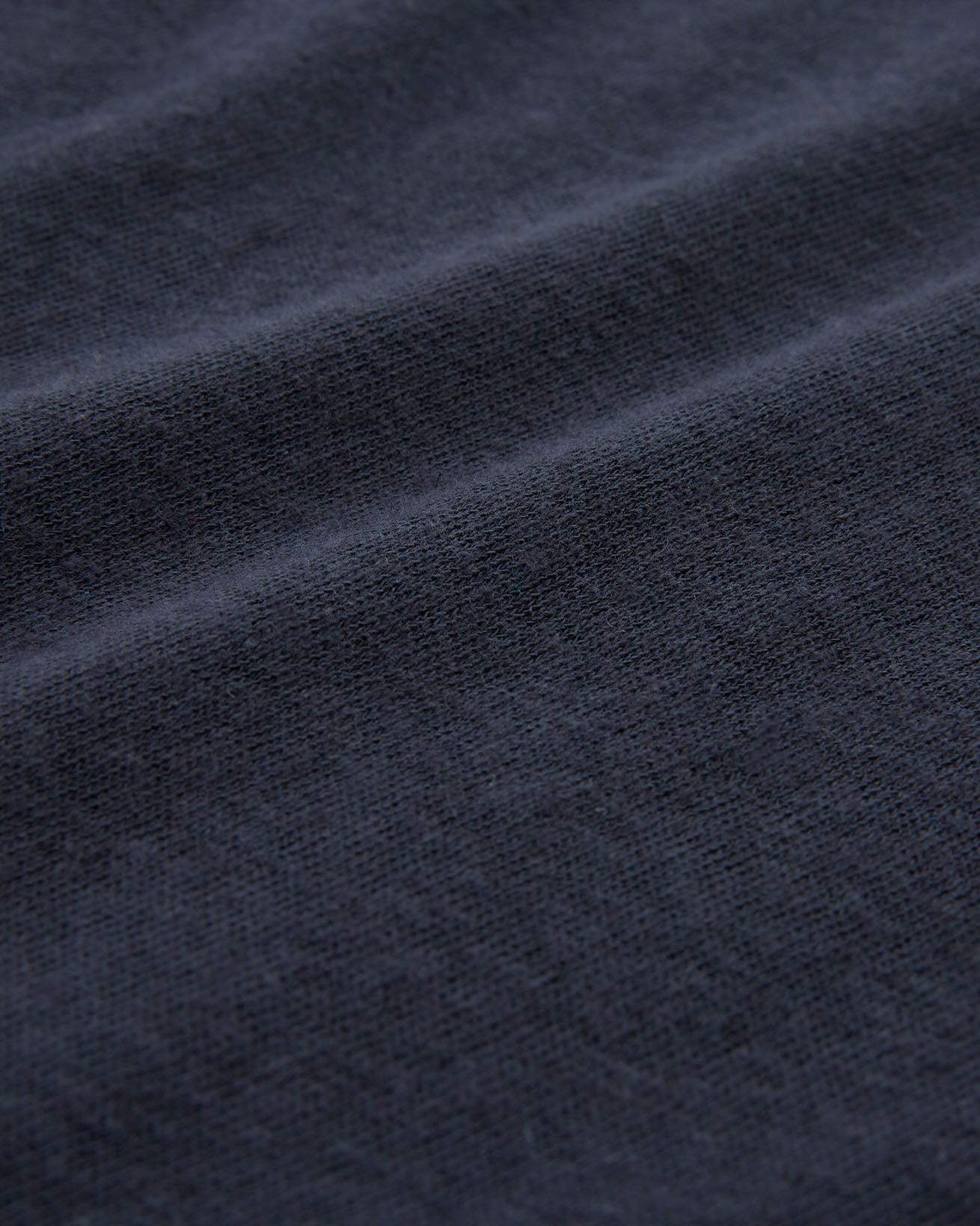8421_linen-cotton-v-neck-t-shirt_navy_detail-3_web.jpg