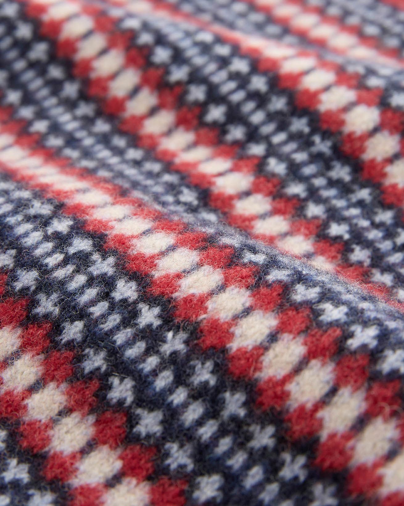 7747-7748-8249_Lambswool-Fair-Isle_Pillarbox-Red_Detail-1_WEB.jpg