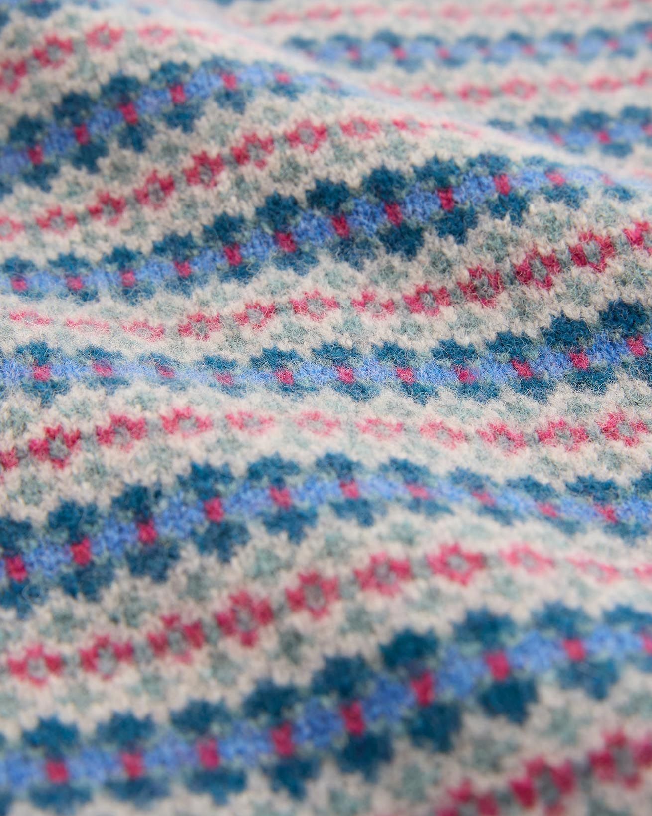 7747-7748-8249_Lambswool-Fair-Isle_Icelandic-Blue_Detail_WEB.jpg