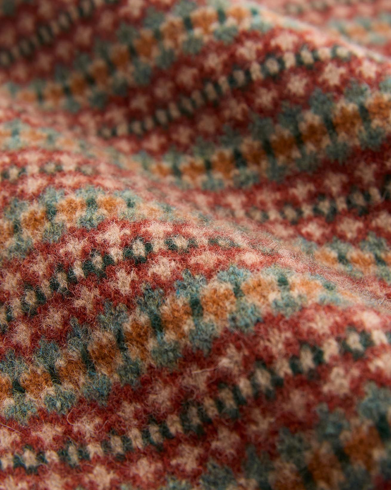 7747-7748-8249_Lambswool-Fair-Isle_Bottle-Green_Detail-2_WEB.jpg