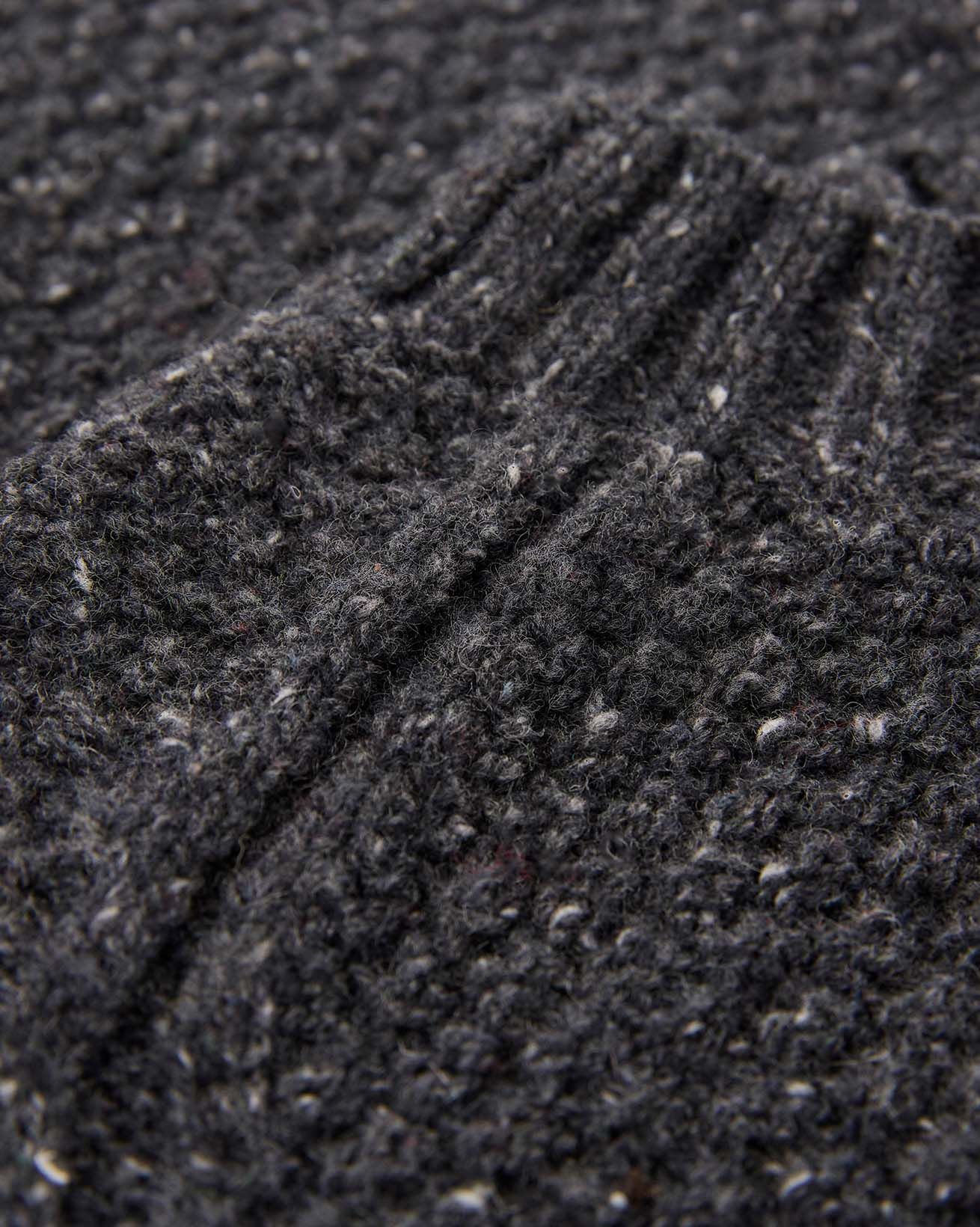 8528_Mens-Recycled-Cashmere-Merino-Moss-Stitch-Jumper_Charcoal_Detail-2_WEB.jpg