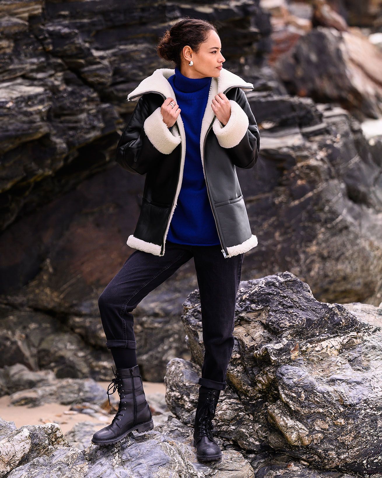 8540_slouchy_funnel_neck_sheepskin_jacket_black_cream-241_WEB.jpg