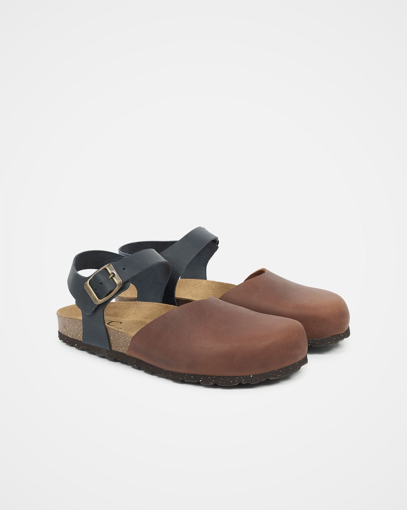 8470_Closed-Toe-Sandal_Cognac-Navy_Pair_WEB.jpg