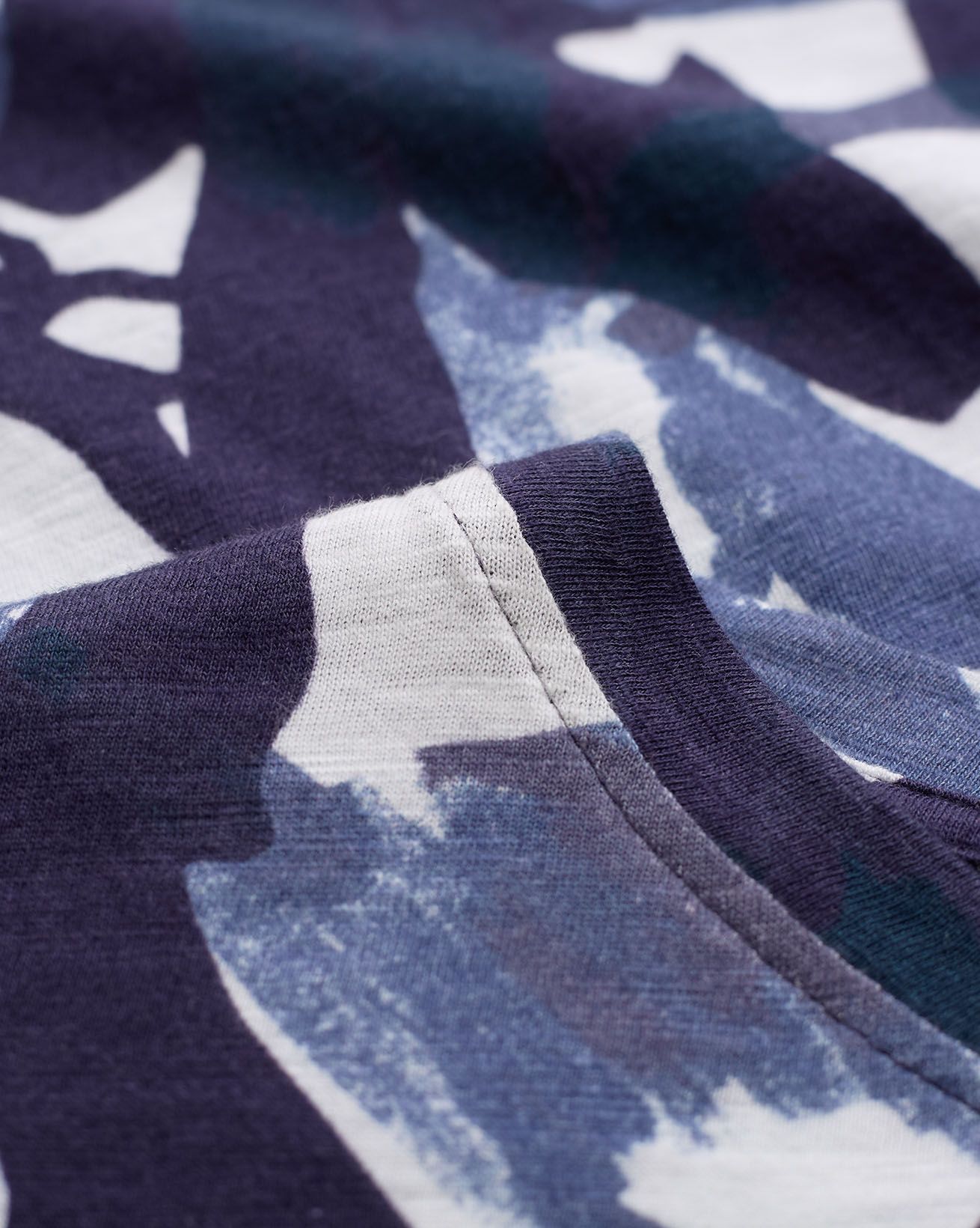 8663_Slub-Jersey-Grown-On-Sleeve-T-Shirt_Navy-Scratchy-Brushstroke-Print_Detail-2_WEB.jpg