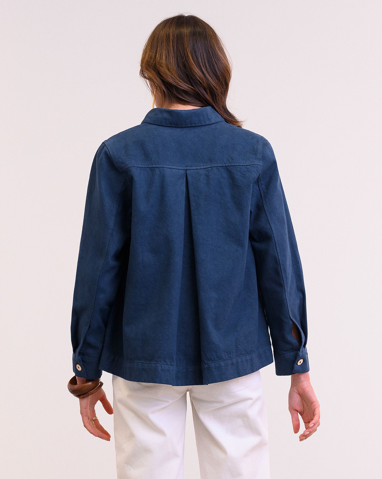 8450_cotton_twill_pleat_back_jacket_dark_navy-4-crop_WEB.jpg