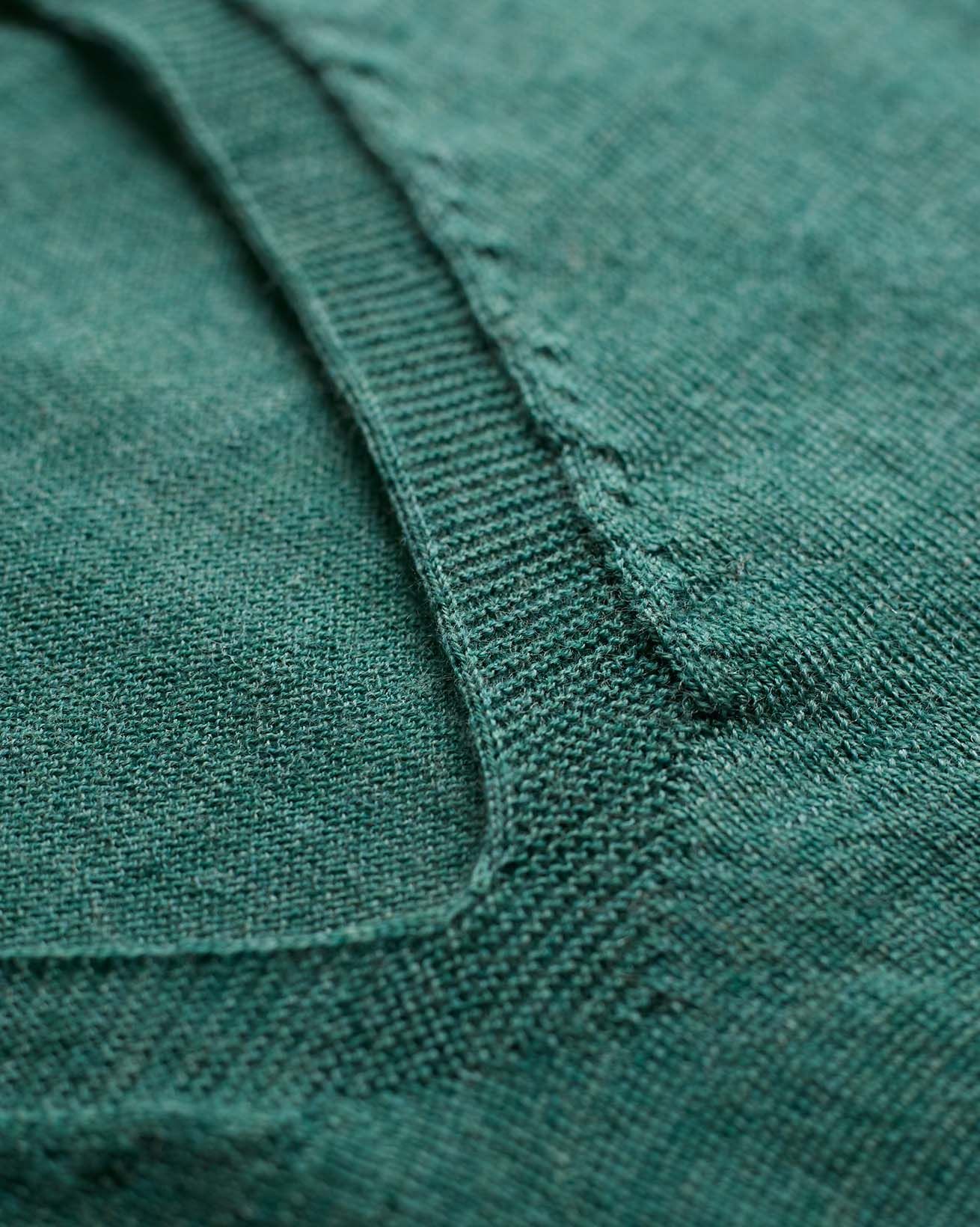 v2_8406_Fine-Knit-Merino-V-Neck_Bottle-Green_Detail-1_WEB.jpg