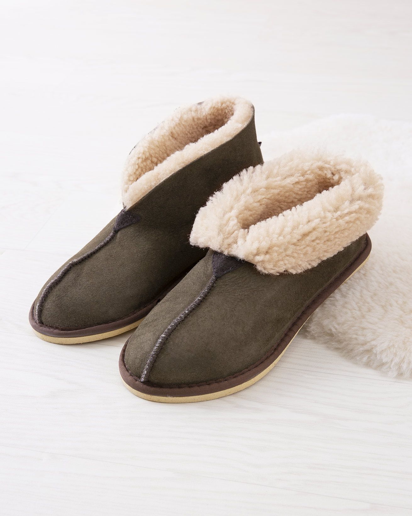 2100_ladies'-bootee-slippers_moorland_lifestyle_lfs.jpg