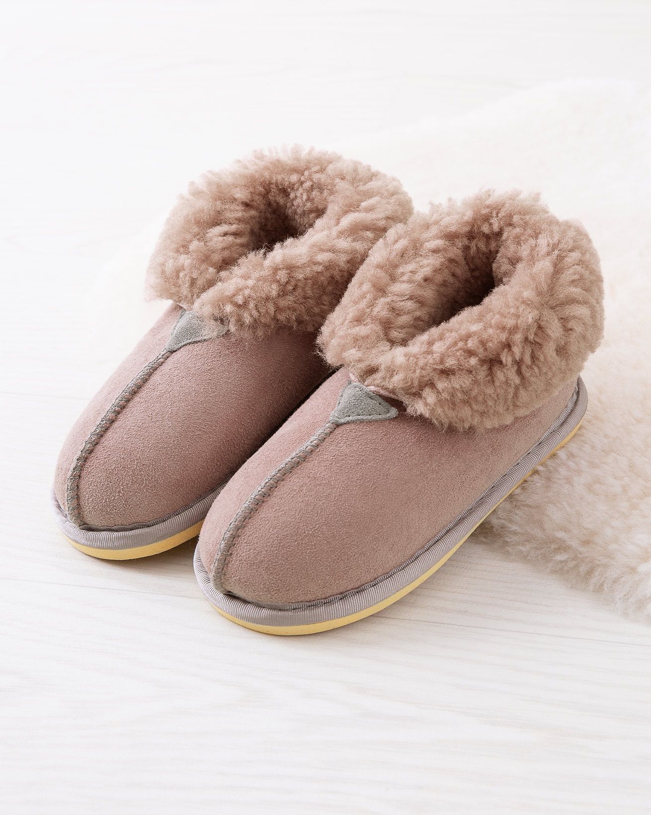 2460_kids-bootee-slippers_dusty-pink_lifestyle_lfs.jpg