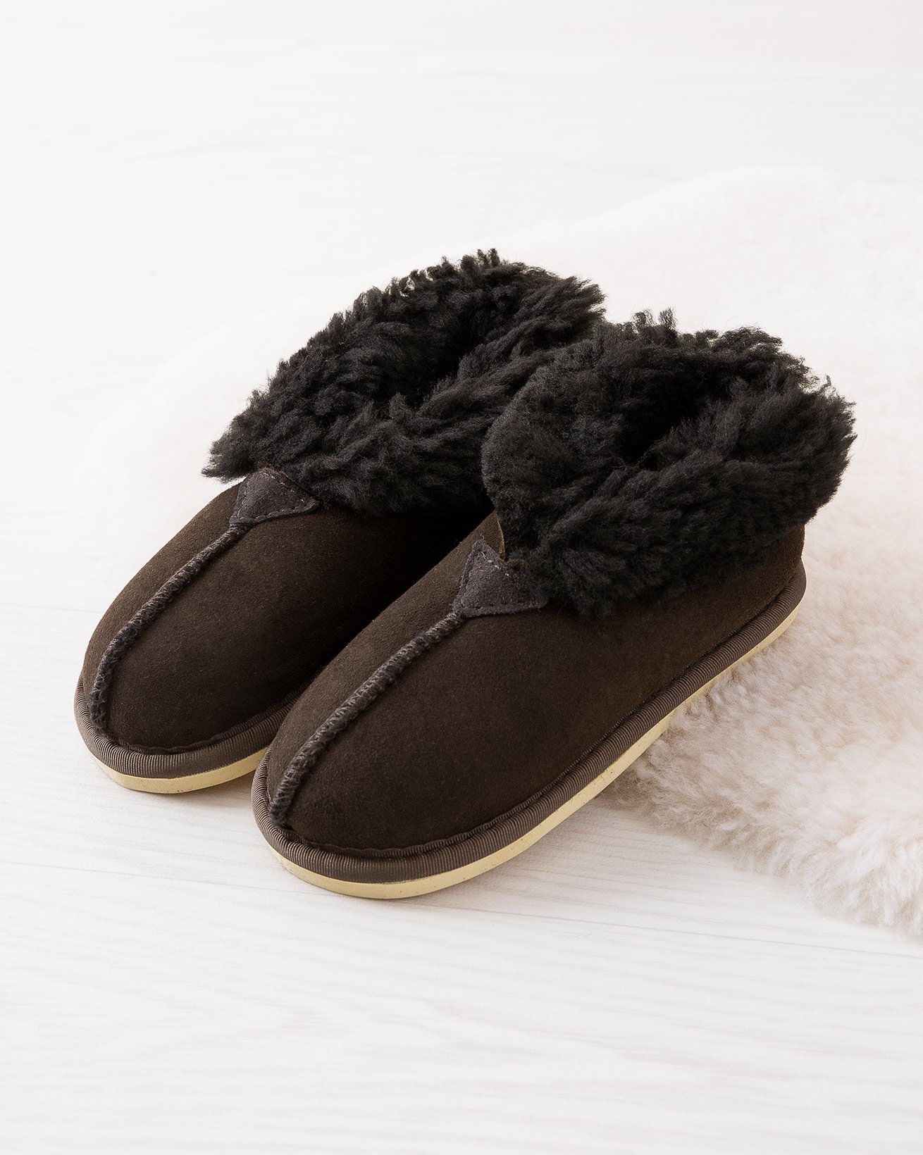 2460_kids-bootee-slippers_mocca_lifestyle_lfs.jpg