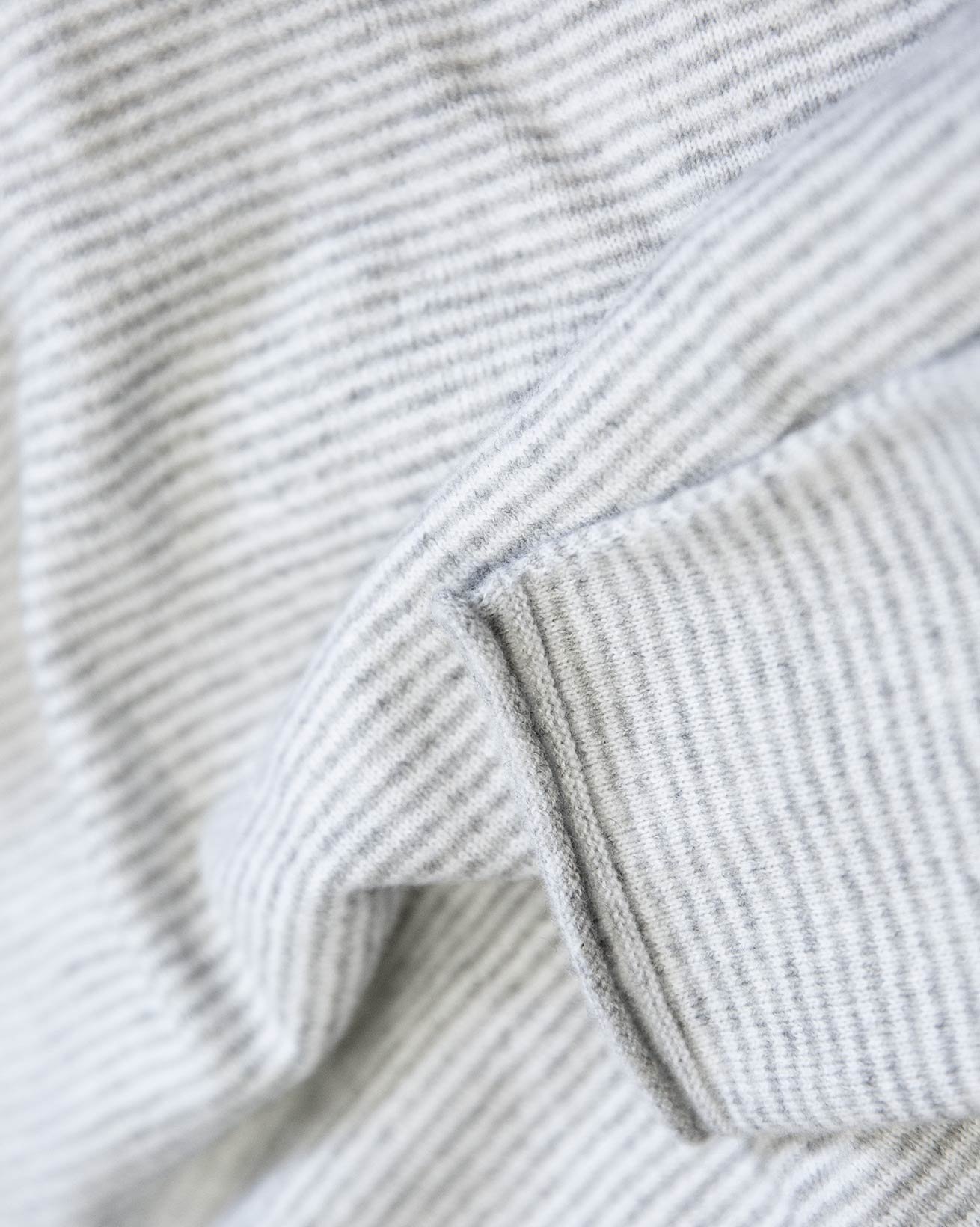 8703_icon-cashmere-merino-fine-knit-crew_pearl-grey_close-up-lfs.jpg
