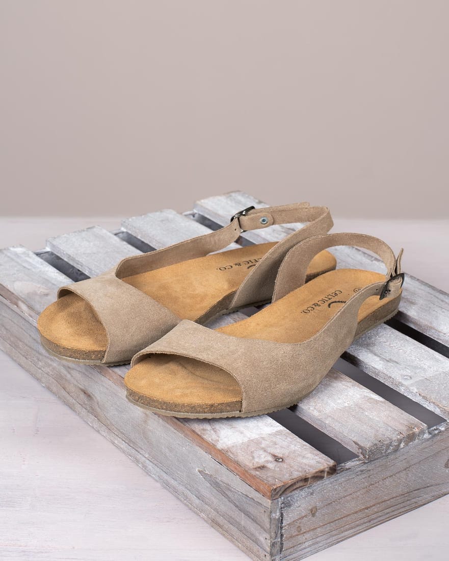 Flache Sandalen mit Slingback-Riemen